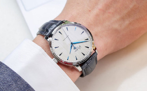 格拉苏蒂官方客服电话（了解格拉苏蒂机芯生锈的原因）